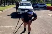 Rekor Dunia, Pria Ini Lari Maraton Sambil Narik Truk