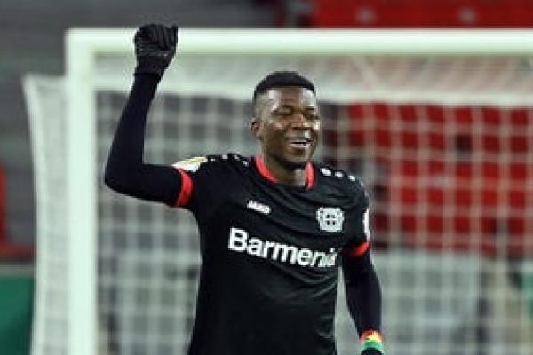 Manchester United dikabarkan terus memantau perkembangan bek tengah Bayer Leverkusen, Edmond Tapsoba.