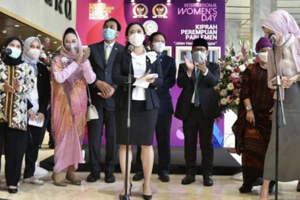 Ketua DPR RI Puan Maharani membuka pameran foto yang digelar dalam rangka Hari Perempuan Internasional di Gedung Nusantara II, Kompleks Parlemen, Jakarta, Senin (8/3).