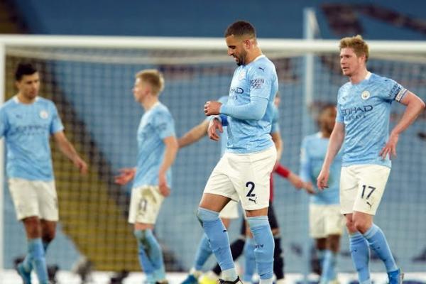 Tahta Manchester City di puncak klasemen Liga Inggris tidak terusik, meski baru saja keok 2-0 dalam derbi Manchester pada Minggu (7/3) malam kemarin.