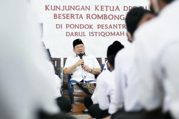 Ketua DPD RI AA LaNyalla Mahmud Mattalitti menggaungkan revolusi pertanian menggunakan teknologi dalam menghadapi perubahan iklim yang belakangan ini melanda sejumlah wilayah di Indonesia, salah satunya Daerah Istimewa Yogyakarta. 