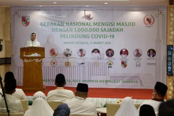 Ketua DPR RI Puan Maharani menghadiri Peluncuran Gerakan Nasional Mengisi Masjid dengan 1 Juta Sajadah Pelindung Covid-19. 