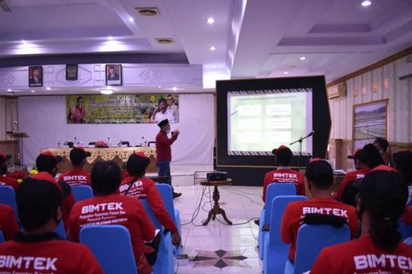 Di Indramayu, sebanyak 100 orang petani dan penyuluh mengikuti Bimtek yang diadakan di Hotel Wiwi Perkasa II, Kabupaten Indramayu, Jawa Barat.