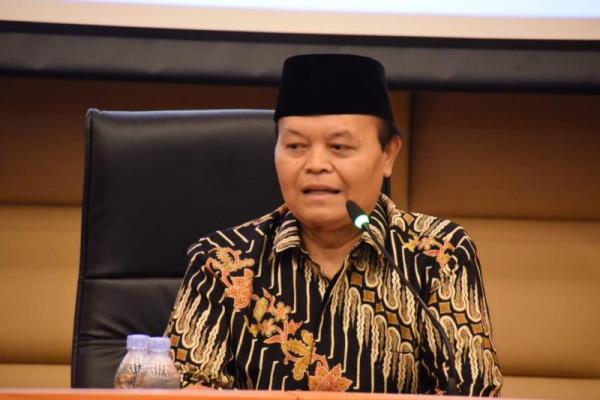 Bahkan, jika dikaji secara mendalam Pancasila mengandung nilai-nilai Islam yang sangat kuat dan jelas seperti ada istilah adil, beradab, kerakyatan, hikmat, permusyawaratan.