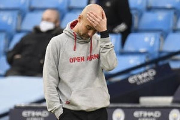 Pelatih kepala Manchester City Pep Guardiola menyatakan keprihatinannya tentang kondisi lapangan di Stadion Etihad.