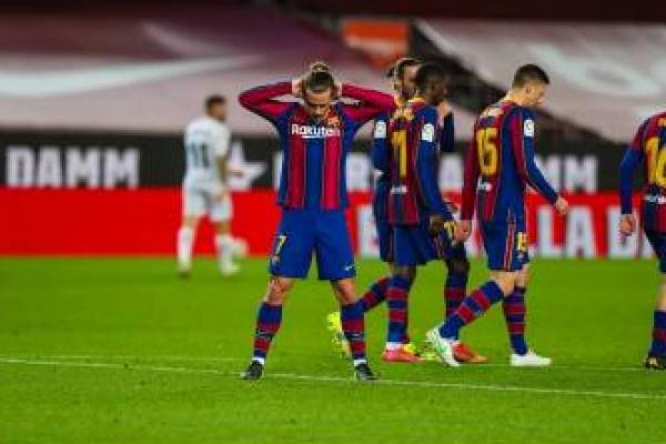 Barcelona berhasil memperkecil selisih poin dari Atletico Madrid usai membantai Huesca dalam lanjutan pertandingan LaLiga pekan ke-27.