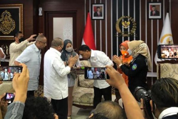 Ketua DPD RI AA LaNyalla Mahmud Mattalitti memberi kejutan kepada Menteri Pemuda dan Olahraga (Menpora) Zainudin Amali sesaat sebelum melaksanakan Rapat Koordinasi terkait Pekan Olahraga Nasional  ke XX tahun 2021, Selasa (16/3) di Gedung Nusantara 3, lantai 8, Komplek Parlemen, Senayan, Jakarta.