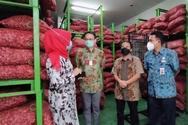 Wakil Menteri Perdagangan (Wamendag) Jerry Sambuaga dan Gubernur Ganjar Pranowo mengumpulkan 11 bupati di Jawa Tengah (Jateng), untuk memacu kinerja sistem resi gudang (SRG).