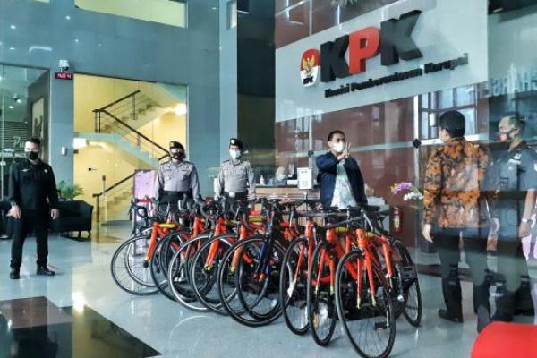 KPK menduga 13 unit sepeda tersebut dibeli menggunakan uang haram dari para eksportir