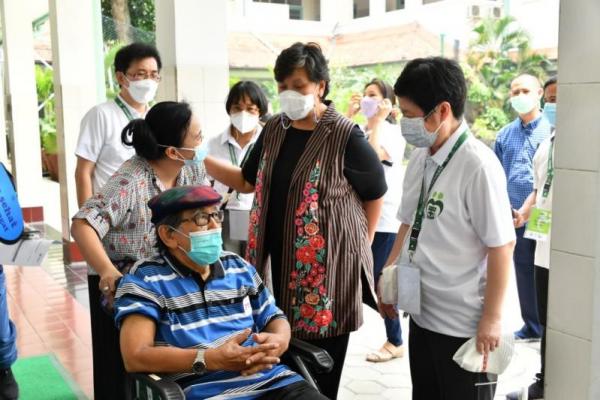 Sentra Vaksinasi Serviam yang diperuntukkan bagi para lansia itu, digagas dan dikelola oleh para alumni dari sekolah Santa Ursula, Santa Theresia dan Santa Maria binaan para suster Ursulin di Jakarta