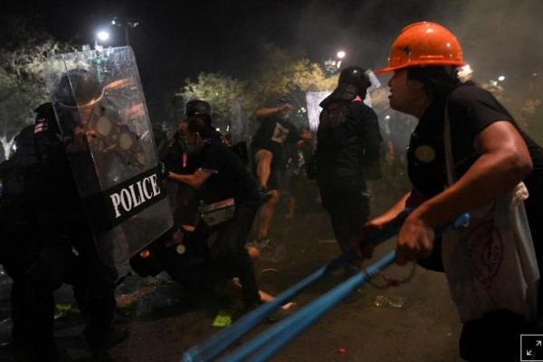 lebih dari 30 warga sipil dan polisi terluka dalam protes anti-pemerintah di Thailand. Demikian laporan Pusat Medis Erawan pada Minggu (21/3), setelah polisi membubarkan demonstran menggunakan meriam air, gas air mata, dan peluru karet pada malam sebelumnya.