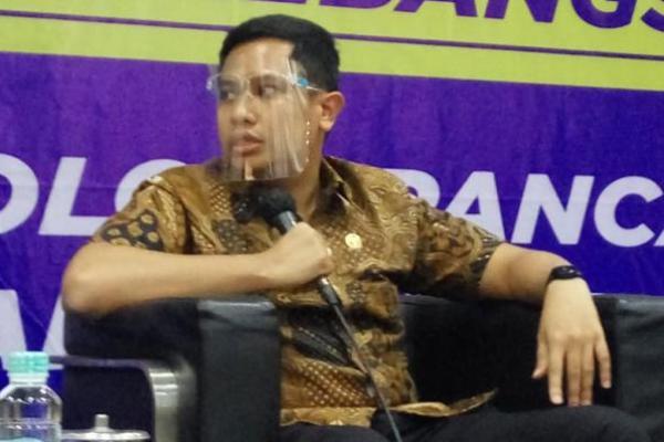 Saya mendorong agar seluruh wali murid, guru dan tenaga pendidikan untuk cepat melaksanakan booster vaksin Covid-19 agar dapat menekan resiko penularan Covid-19 sekaligus menjaga kesehatan seluruh anggota pendidikan di satuan pendidikan.