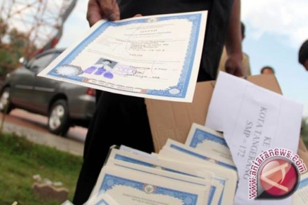 Kementerian Pendidikan dan Kebudayaan (Kemdikbud) menyediakan laman untuk mengecek riwayat pendidikan atau keaslian ijazah. Laman ini bernama PDDikti Feeder.