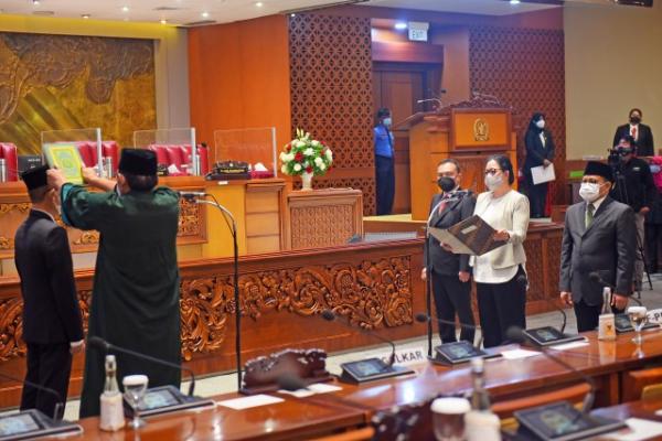 Pimpinan DPR RI memandu pelantikan Anggota Pengganti Antarwaktu (PAW) di sisa periode 2019-2024 dari Fraksi Partai Kebangkitan Bangsa (F-PKB). 
