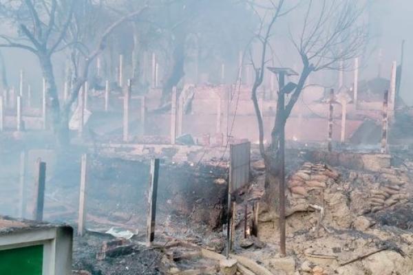 Pejabat Bangladesh mengatakan sedang menyelidiki penyebab kebakaran besar-besaran saat para pejabat menyaring puing-puing untuk mencari lebih banyak korban.