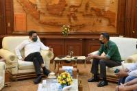 Gus Menteri Serahan Buku SDGs Desa ke Wabup Malaka