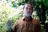 Berhentikan Rombongan, Ambil Bunga Liar Pinggir Jalan untuk Dilestarikan