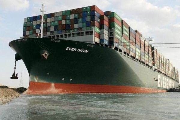 Kapal kontainer Ever Given yang memblokade Terusan Suez selama nyaris seminggu, menurut laporan terbaru hampir sepenuhnya terapung kembali pada Senin (29/3) dan telah menghidupkan kembali mesinnya.