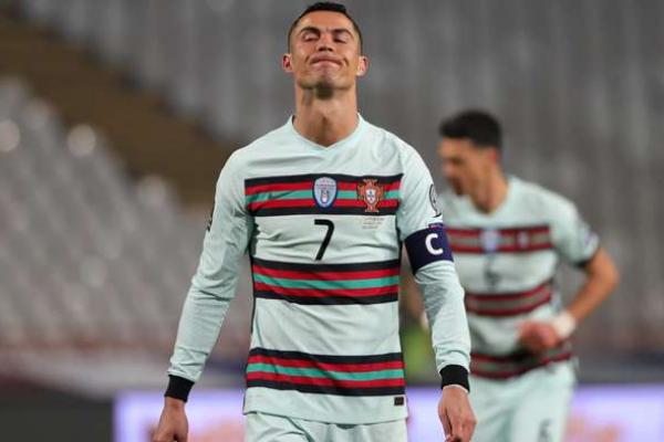 Wasit yang memimpin pertandingan antara Serbia vs Portugal, Danny Makkelie akhirnya mmeminta maaf kepada timnas Portugal, pasca menganulir gol Cristiano Ronaldo di menit akhir laga.