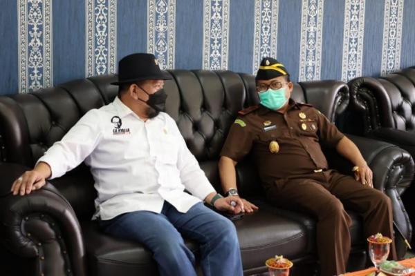 Ketua DPD RI, AA LaNyalla Mahmud Mattalitti menyoroti kasus dugaan perzinahan Rini Kusmiyati (38), Kepala Desa Wotgalih, Kecamatan Nguling, Kabupaten Pasuruan.