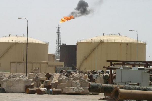 Pengunjuk rasa Irak menutup tiga fasilitas minyak di gubernur Dhi Qar (selatan) untuk memprotes penghapusan klausul yang berkaitan dengan peluang kerja dalam anggaran federal yang baru-baru ini disetujui.