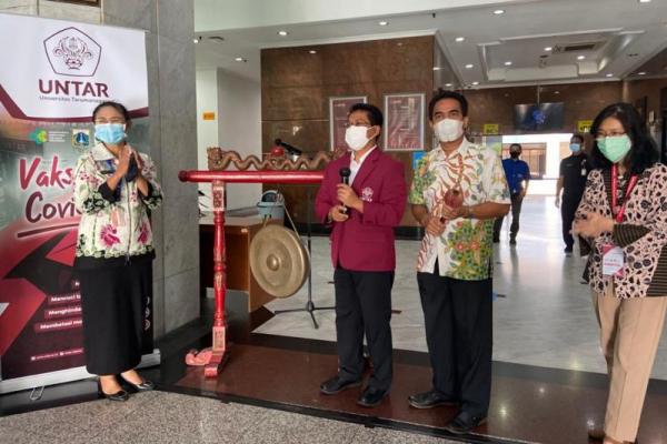 Universitas Tarumanagara (Untar) kembali melanjutkan pelaksanaan layanan Sentra Vaksinasi Covid-19. Namun kali ini tidak hanya bagi lansia, melainkan juga guru, dosen, tokoh agama, dan aparatur sipil negara (ASN).