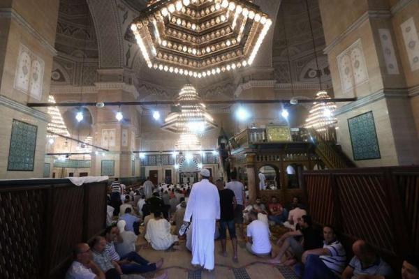 Kementerian mengumumkan bahwa orang-orang diizinkan untuk shalat di masjid selama waktu yang tidak tercakup oleh jam malam, termasuk salat Jumat, kecuali salat Isya.