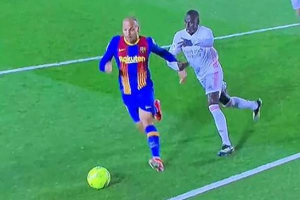 Gil Manzano dikelilingi oleh para pemain Barcelona, karena dia menolak memberikan penalti setelah Martin Braithwaite dijatuhkan bek Madrid Ferland Mendy.