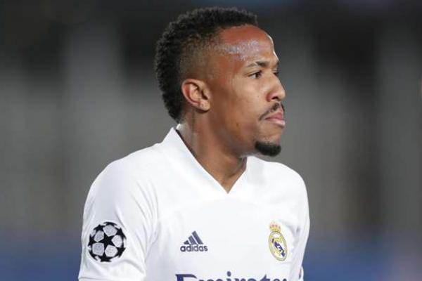 Nama Eder Militao nyaris hilang dari skuat Real Madrid ketika El Real dibesut oleh Zinedine Zidane. Namun, legenda Prancis itu akhirnya meninggalkan Los Blancos musim lalu, dan Militao tetap bertahan.