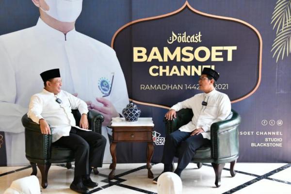 Dalam Fatwa MUI tersebut disebutkan bahwa penerapan physical distancing saat shalat jamaah dengan cara merenggangkan saf hukumnya diperbolehkan