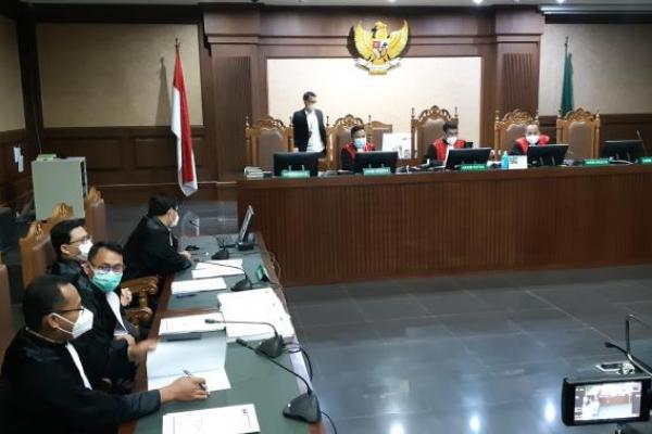 Edhy Prabowo dinilai bersalah karena menerima suap sebanyak Rp 25,7 miliar dari para eksportir yang mendapatkan izin ekspor.