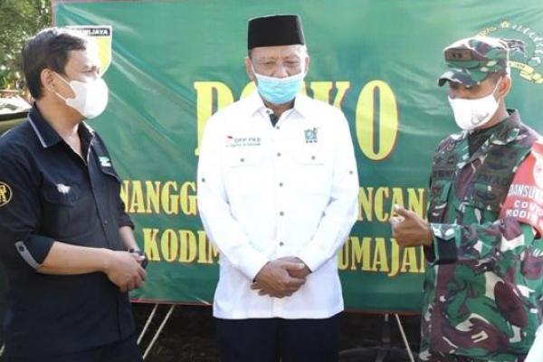 Anggota Komisi I DPR RI Dapil Jatim IV dari fraksi PKB, Drs. HM. Syaiful Bahri Anshori memberikan bantuan pada korban bencana gempa di Kabupaten Lumajang.