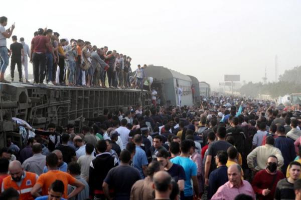 Empat gerbong kereta rute Kairo-Mansoura Delta Nil tergelincir sekitar 40 km (25 mil) utara Kairo.
