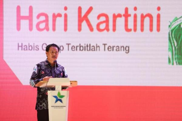 Kartini menunjukkan keteladanan dalam berliterasi. Untuk membuka tabir kegelapan atas dirinya, Kartini dengan tingkat literasinya membuat buku “Habislah Gelap Terbitlah Terang”