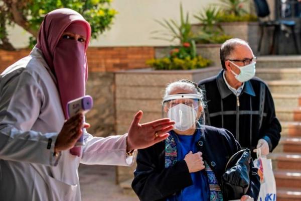 Jumlah kasus virus korona baru terus meningkat di Mesir dalam beberapa pekan terakhir dan para pejabat telah memperingatkan infeksi menyebar lebih jauh ketika keluarga bertemu selama Ramadan, yang berakhir minggu depan, dengan perayaan Idul Fitri.