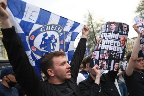 Pembekuan aset Roman Abramovich oleh pemerintah Inggris, menimbulkan ketidakpastian di Chelsea yang statusnya saat ini sedang dijual.