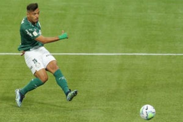 Chelsea dikabarkan siap bertarung dengan sejumlah klub untuk mendapatkan tanda tangan gelandang Palmeiras Gabriel Menino selama jendela transfer musim panas ini