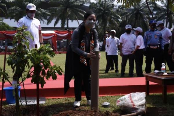 Ketua DPR RI Puan Maharani mendukung semua upaya memulihkan dan melestarikan lingkungan dan alam Indonesia. Dukungan itu ditunjukkan Puan dengan menanam pohon pada Hari Bumi Sedunia (Earth Day) yang diperingati setiap 22 April.