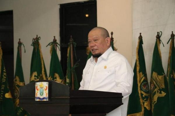 Ketua DPD RI, AA LaNyalla Mahmud Mattalitti, bangga dengan produk sarung tenun tradisional dari Kecamatan Cerme, Kabupaten Gresik, Jawa Timur, yang mampu menembus pasar Asia.