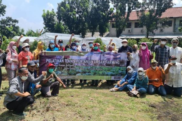 Warga setempat memanfaatkan potensi lahan kosong untuk fasilitas umum seluas 7.700 meter persegi.