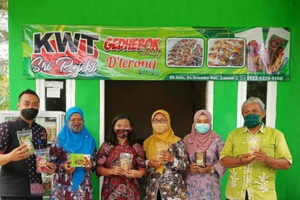 Ternyata gedebog pisang memiliki kandungan gizi dan manfaat yang luar biasa, diantaranya sebagai detoksifikasi sistem pencernaan, mengobati batu ginjal dan Infeksi saluran kencing, menurunkan berat badan, mengontrol kolesterol dan tekanan darah serta menyembuhkan asam lambung.