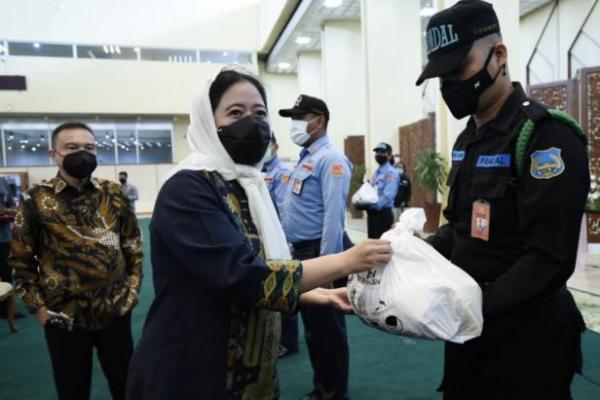 Memasuki bulan Ramadan, Persatuan Istri Anggota (PIA) DPR RI mengadakan kegiatan bakti sosial bertemakan Berbagi di Bulan Ramadan Pada Masa Pandemi.