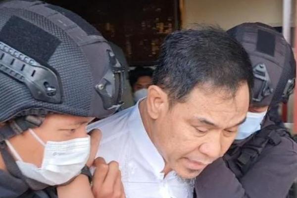 Pengacara HR, Munarman ditangkap atas dugaan keterlibatan teroris.