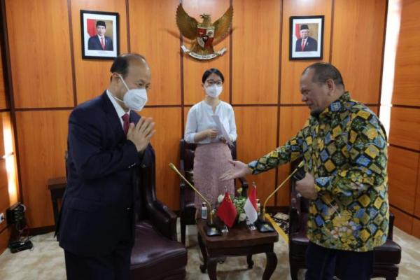 Ketua DPD RI, AA LaNyalla Mahmud Mattalitti menerima kunjungan Duta Besar Republik Rakyat Tiongkok, Xiao Qian, Rabu (28/4). Salah satu yang menjadi pembahasan adalah vaksin Sinovac.