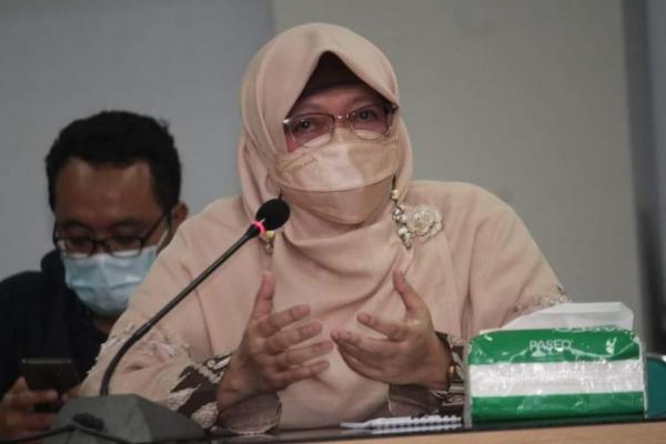 anggota perempuan PKS benar-benar menjaga keseimbangan antara kiprah di dunia politik dan juga kiprah di rumahnya, karena kewajiban asasi perempuan adalah di rumahnya.