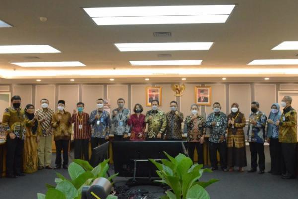 Sekretaris Jenderal DPR RI Indra Iskandar memimpin upacara pelepasan empat Pegawai Negeri Sipil (PNS) yang memasuki masa purna bakti terhitung 1 Mei 2021 di Gedung Setjen DPR RI, Senayan, Jakarta, Jumat (30/4).
