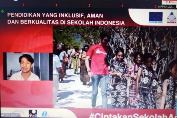 Hampir 250 .000 ribu atau 1 dari 5 ruang kelas SD Negeri di Indonesia dalam kondisi rusak, rawan roboh, lembab, dan berdebu