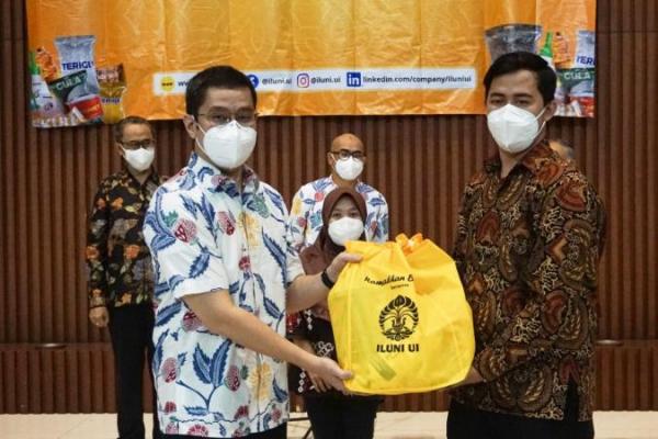 Penyerahan donasi dilakukan secara simbolis oleh Ketua Umum Iluni UI Andre Rahadian, kepada pihak Rektorat UI di Balairung Kampus UI Depok pada Minggu (2/5).