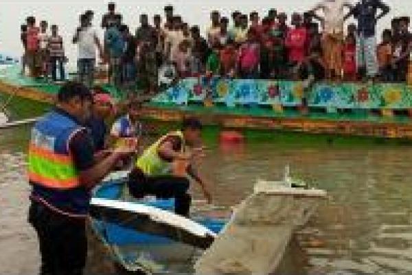 Sedikitnya 26 orang tewas dan beberapa hilang setelah speedboat yang penuh sesak bertabrakan dengan kapal curah bermuatan pasir dan tenggelam di Sungai Padma