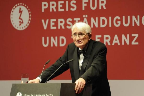 Filsuf Jerman Jurgen Habermas menolak penghargaan sastra oleh Uni Emirat Arab (UEA) atas masalah hak asasi manusia di negara Teluk tersebut